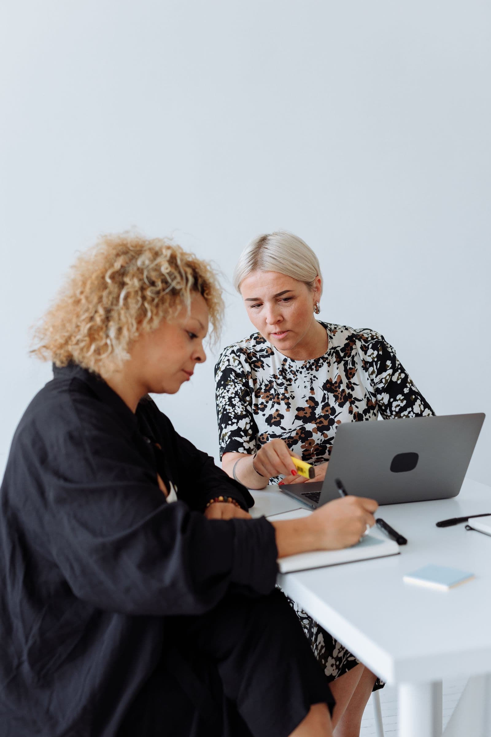 Profesionales definiendo una estrategia para captar clientes online