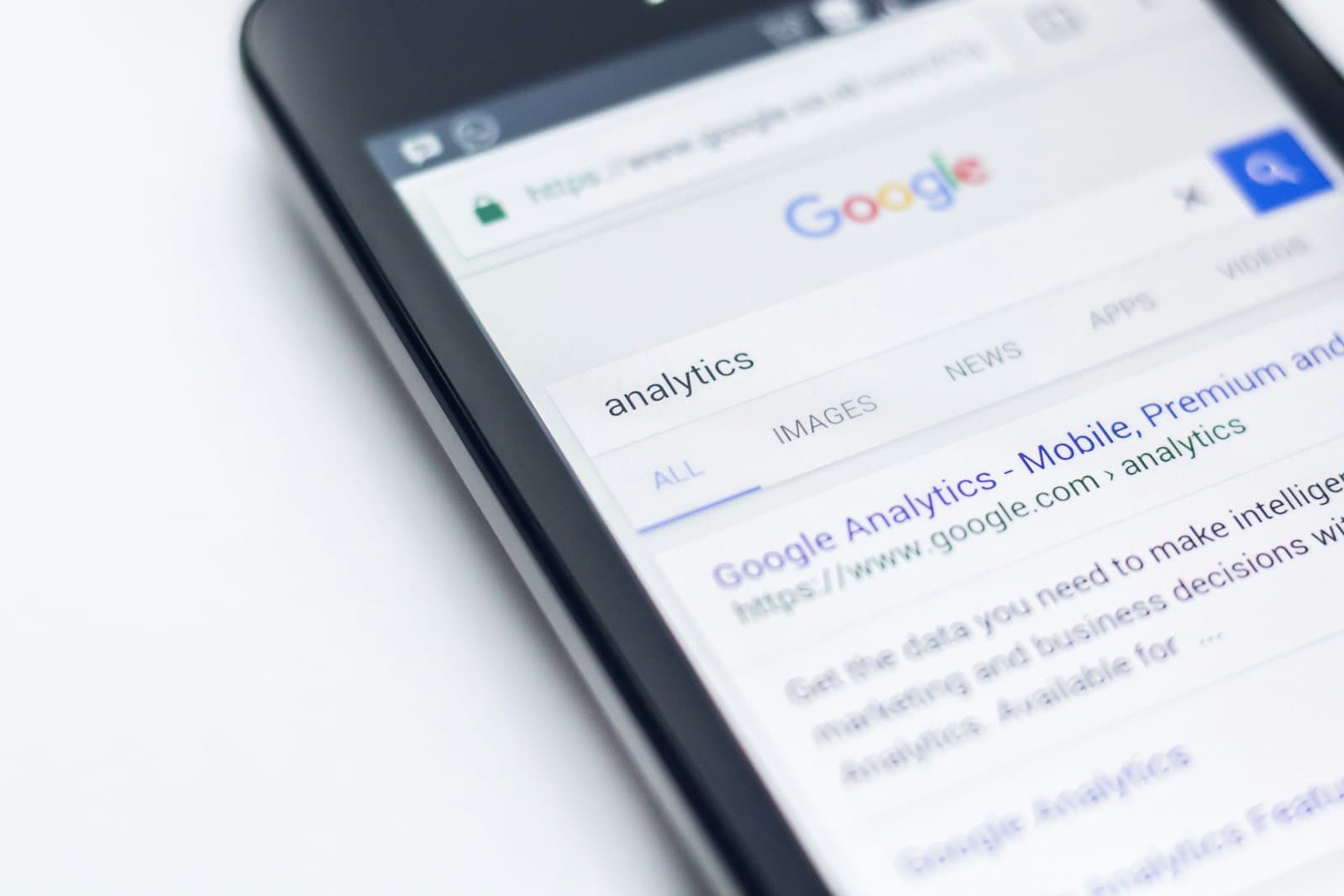 Búsqueda en Google desde móvil para encontrar servicios profesionales