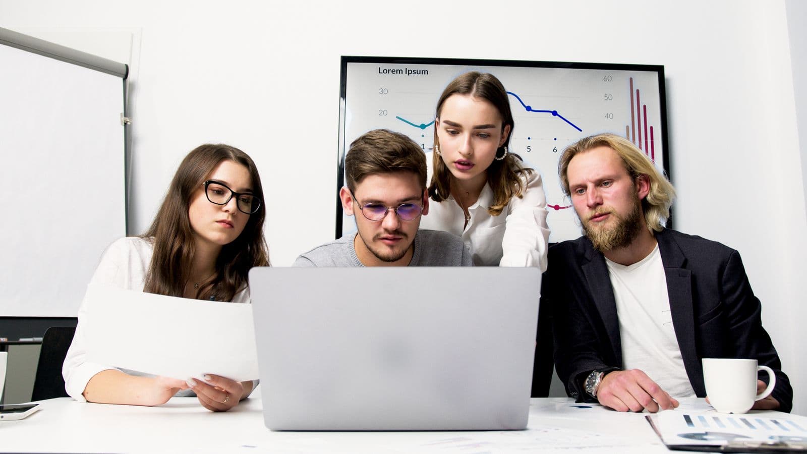 Equipo profesional analizando un proyecto digital