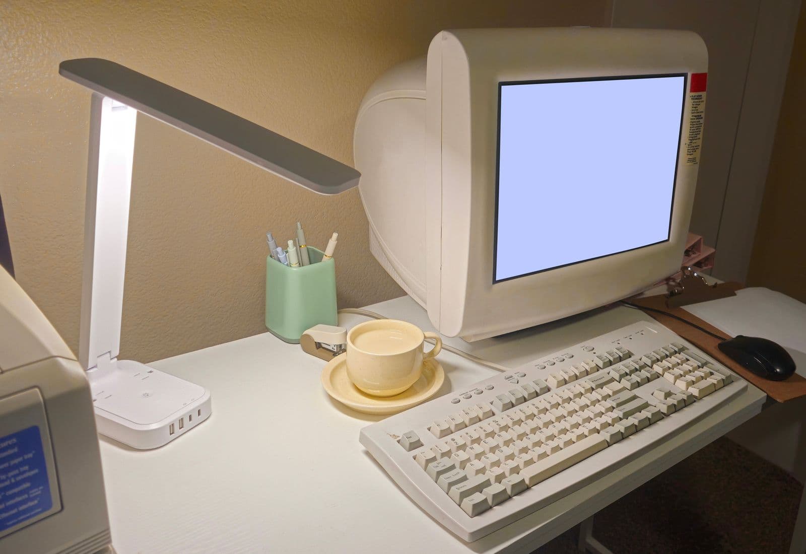Ordenador de escritorio antiguo sobre un escritorio, como ejemplo de tecnología desactualizada