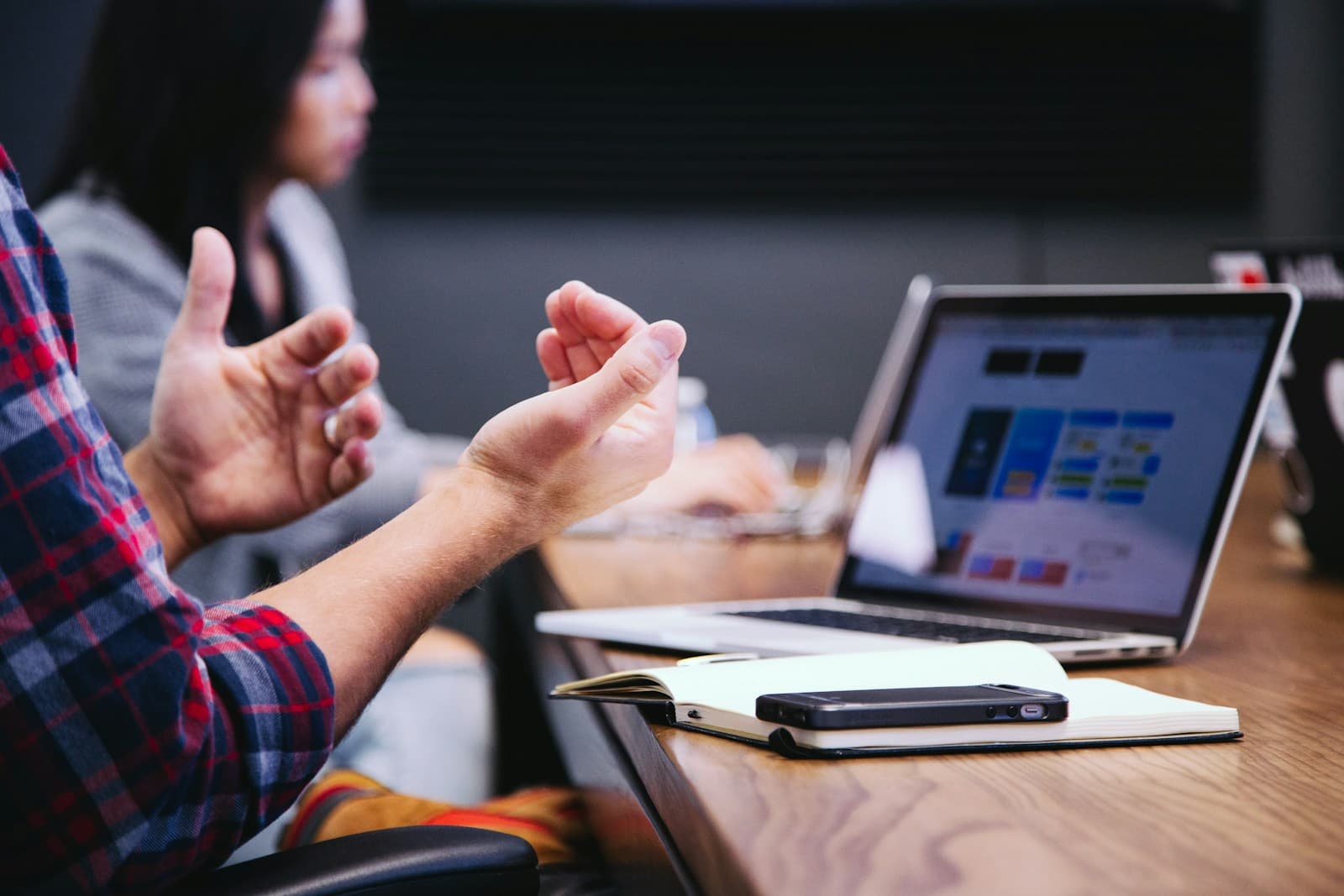 Atención profesional y comunicación con clientes
