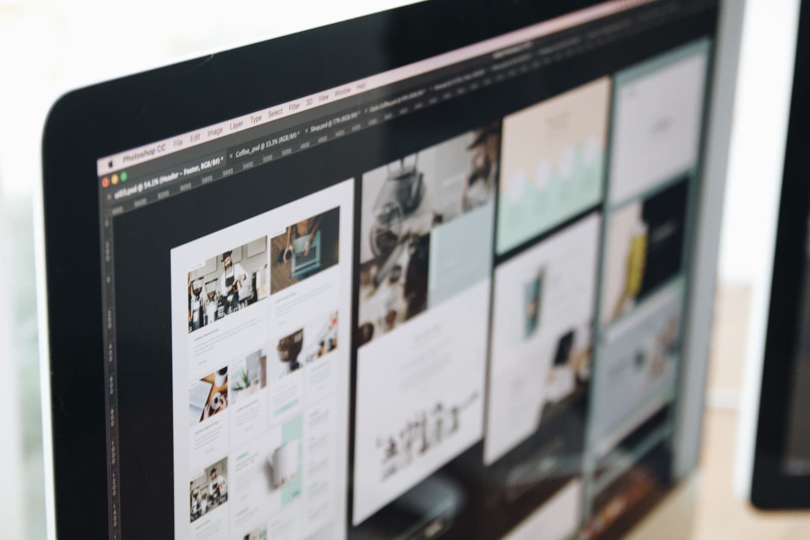 Primer plano de una pantalla mostrando el proceso de diseño de una web