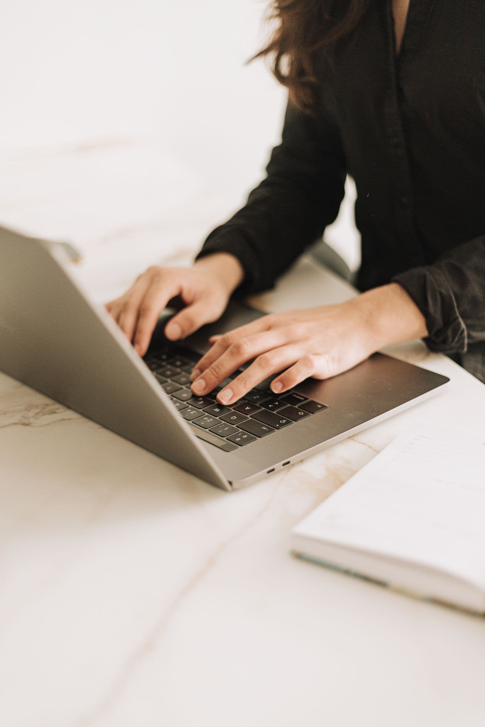 Persona trabajando en un portátil, definiendo objetivos y presupuesto