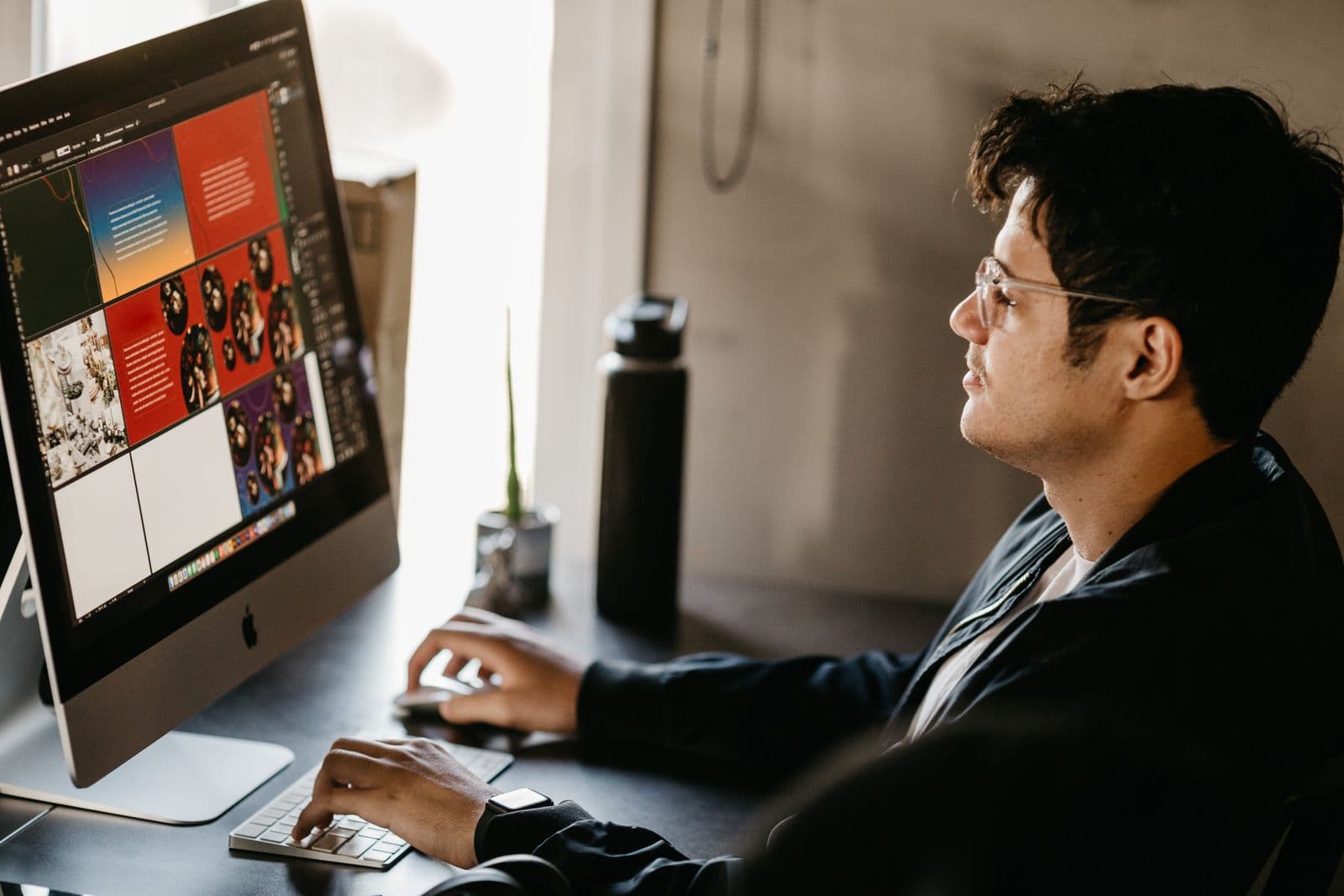 Diseñador revisando un proyecto de diseño web en pantalla