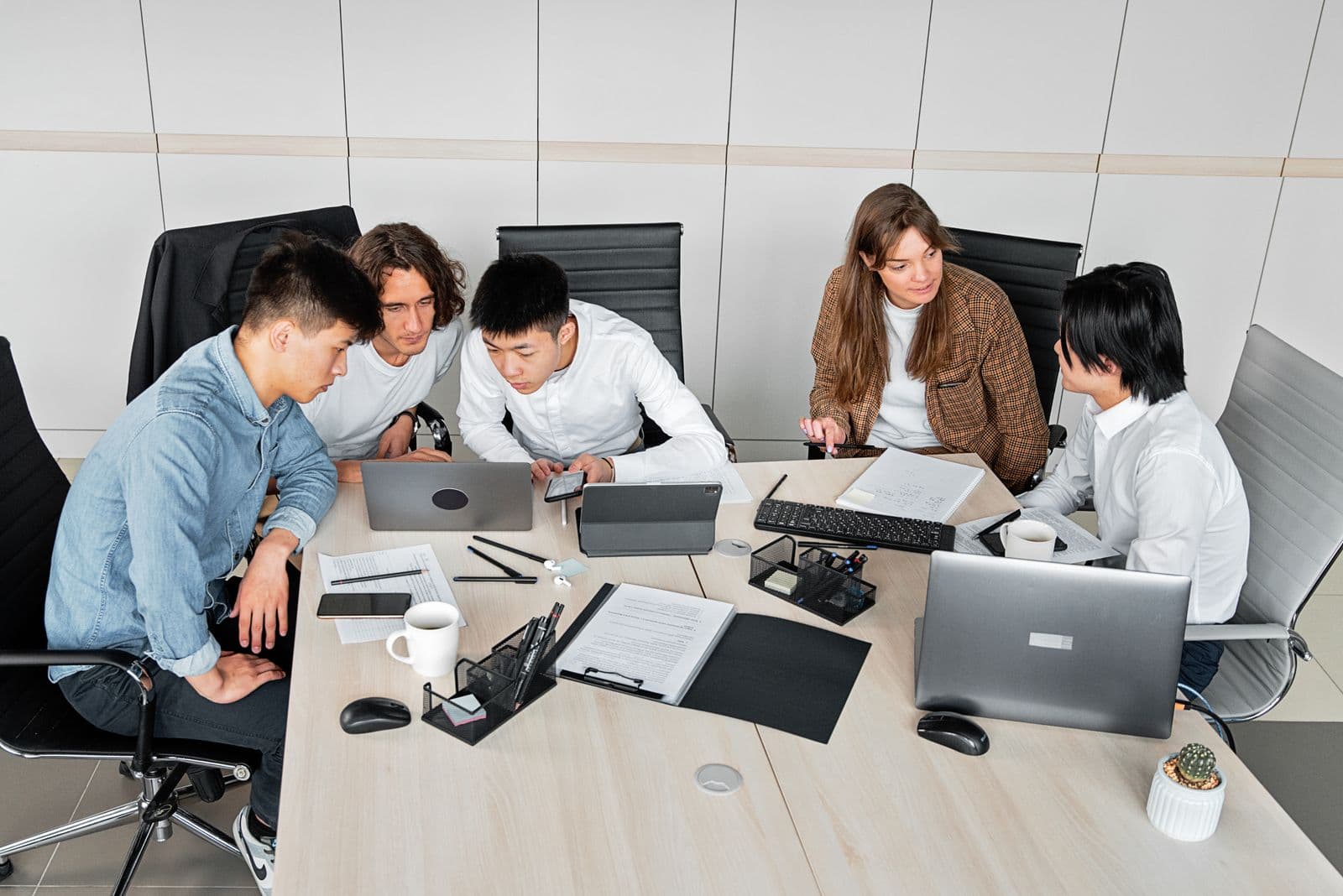 Equipo de diseño colaborando en una reunión de trabajo